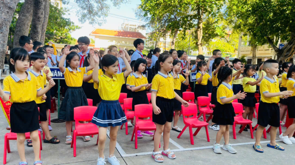 Trường Mầm non Lộc Thọ 1 tổ chức cho trẻ khối mẫu giáo 5-6 tuổi tham quan Trường Tiểu học Lộc Thọ