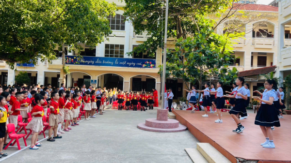 Trường Mầm non Lộc Thọ 1 tổ chức cho trẻ khối mẫu giáo 5-6 tuổi tham quan Trường Tiểu học Lộc Thọ