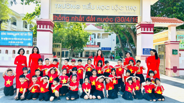 Trường Mầm non Lộc Thọ 1 tổ chức cho trẻ khối mẫu giáo 5-6 tuổi tham quan Trường Tiểu học Lộc Thọ