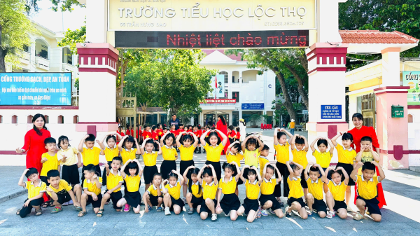 Trường Mầm non Lộc Thọ 1 tổ chức cho trẻ khối mẫu giáo 5-6 tuổi tham quan Trường Tiểu học Lộc Thọ